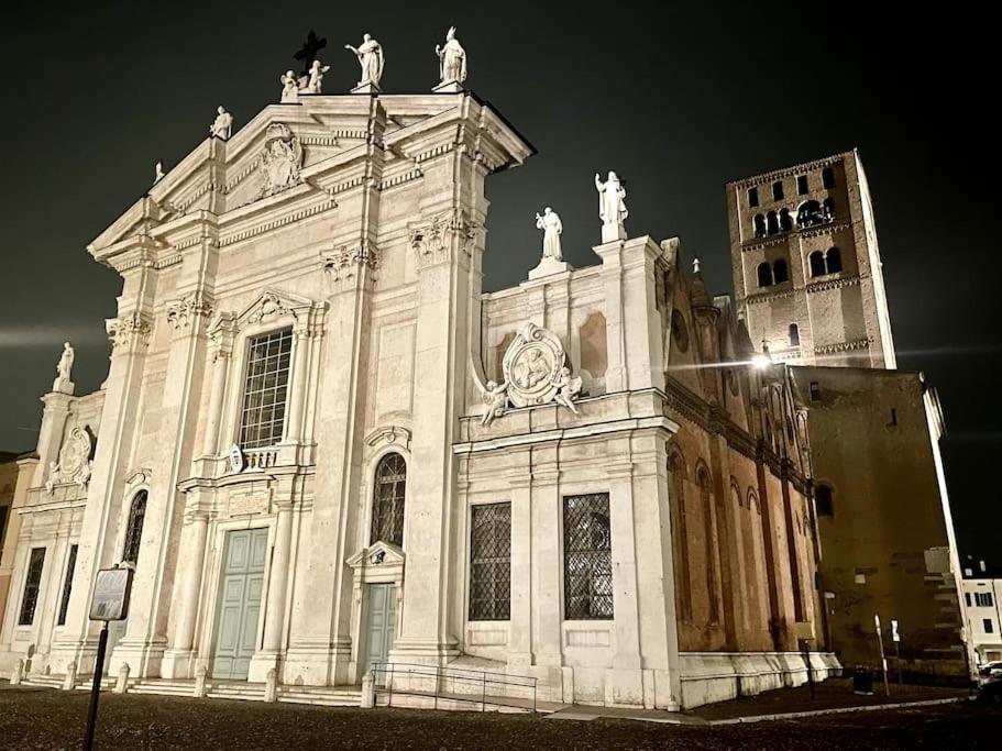 מאנטובה Apartment Under The Basilica Of Sant'Andrea מראה חיצוני תמונה