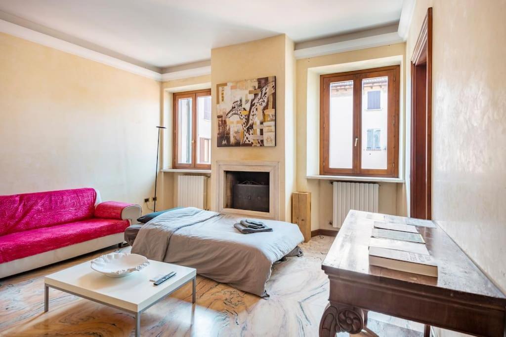 מאנטובה Apartment Under The Basilica Of Sant'Andrea מראה חיצוני תמונה